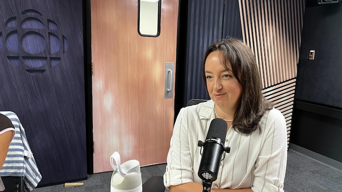 Sandy Sasseville s'exprime dans un micro.