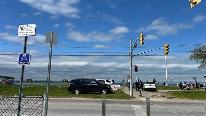 Des voitures de police à la plage de Sandpoint.