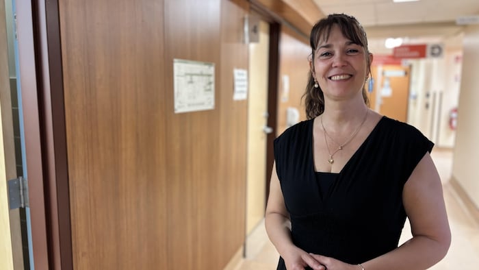 Sandra Lajoie sourit à la caméra dans un corridor du centre hospitalier de La Pocatière.