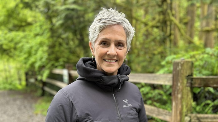 Sandra Riches dans un sentier de randonnée.