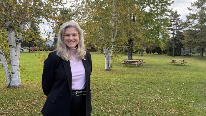 Sandra Rossignol devant un arbre. 