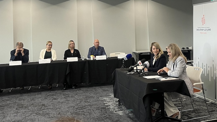La ministre Mélanie Joly et la présidente-directrice générale de la Chambre de commerce et d'industrie Saguenay-Le Fjord, Sandra Rossignol, en conférence de presse.