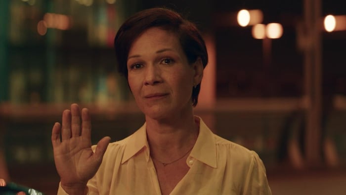 L'actrice lève la main comme determination dire au revoir.