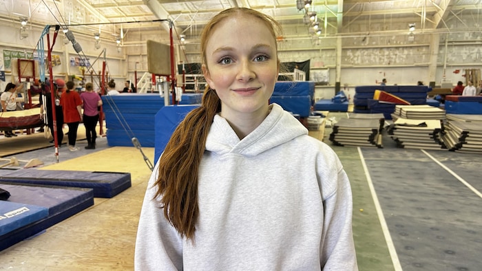 Portrait de la gymnaste et entraîneuse Sandrine Bujold dans le local de Rikigym au Tennis de Rimouski.