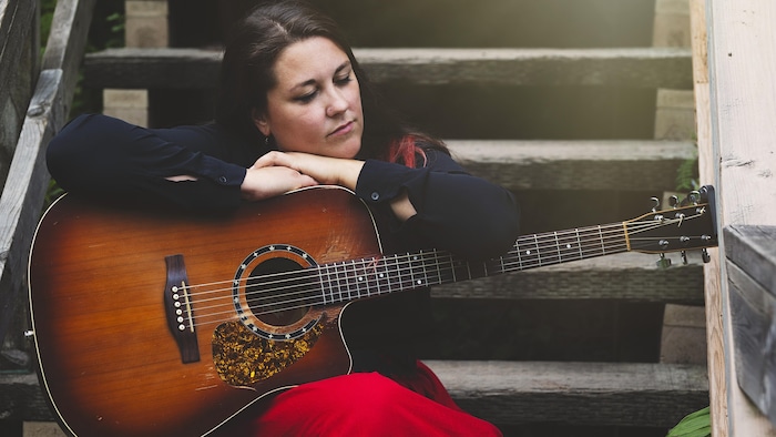 Sandrine Masse et sa guitare.