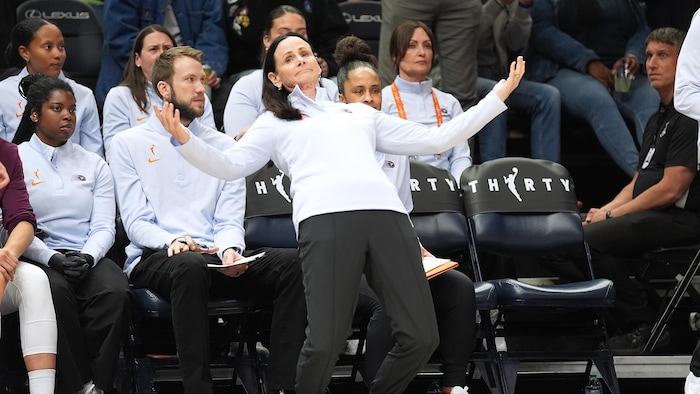 Sandy Brondello écarte les bras alors que Kayla McBride du Lynx marque un tir de trois points le 21 mai 2026 à Minneapolis.