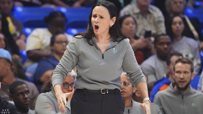 Sandy Brondello lors d’un match du Liberty contre les Wings de Dallas à Arlington, au Texas, le 8 août 2025.