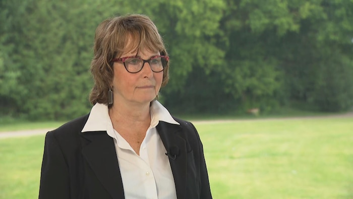 Sandy Shantz, mairesse du canton de Woolwich, écoute une question d'une journaliste.