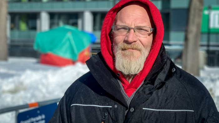 Un homme dans un campement de fortune d'Halifax, en hiver. 