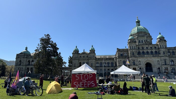 Des tentes et des personnes devant l'Assemblée législative, le 8 mai 2024.