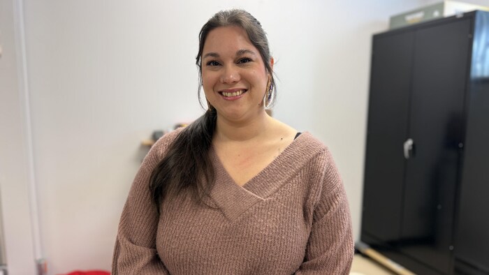 Cynthia Roy dans les locaux de l'école de Pikogan.