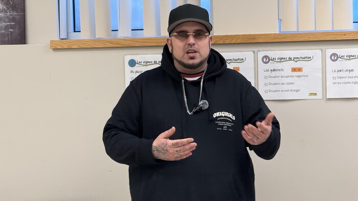 Matheo parle aux participants d'un atelier d'écriture à l'école de Pikogan.