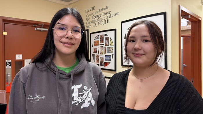 Alyssa Petiquay et Elyanna McDougall dans un couloir de l'école de Pikogan.
