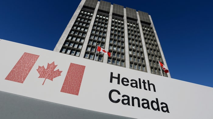 On voit en gros plan, en contre-plongée, la façade de l'édifice abritant les bureaux de Santé Canada, à Ottawa.