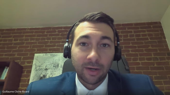 Guillaume Cliche-Rivard lors d'un entretien par visioconférence à partir de son bureau.
