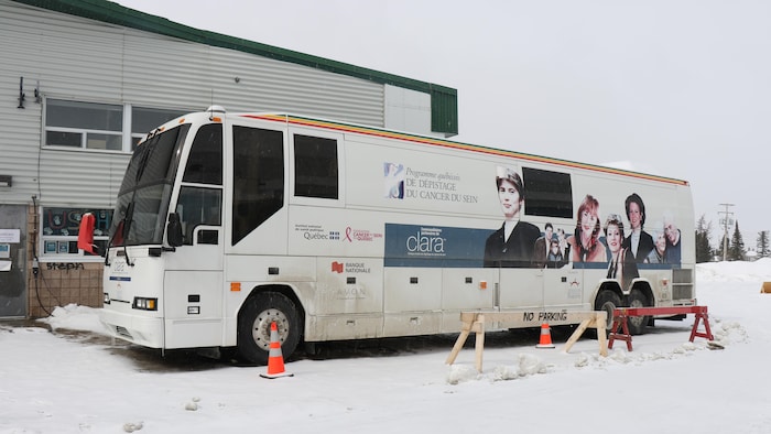 Un bus stationné devant un établissement.
