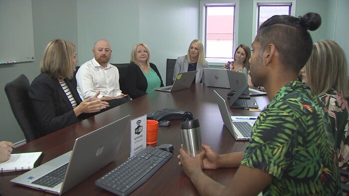 Des responsables de Santé Î.-P.-É. discutent autour d'une table lors d'une réunion.