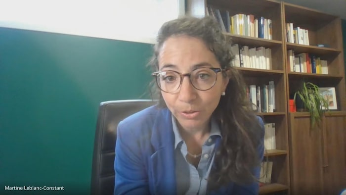 Une gestionnaire dans un bureau.
