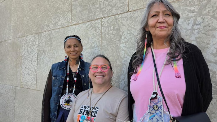 Vanessa Roulette (à gauche), Daniel Sands et Danita Wahpoosewyan.