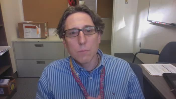 Le Dr Santiago Perez Patrigeon en entrevue devant son ordinateur.