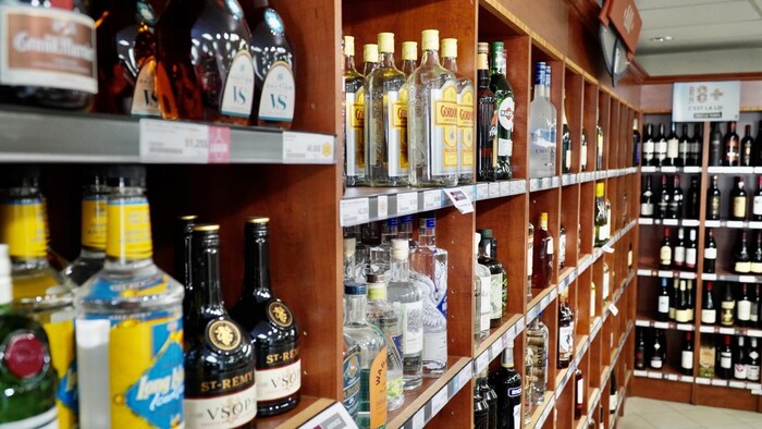 Des bouteilles d'alcool sur des tablettes.