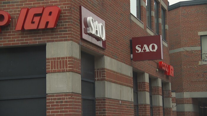 La devanture de la S A Q sur la rue du Campanile.  