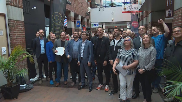 un groupe de personnes qui prend une photo.