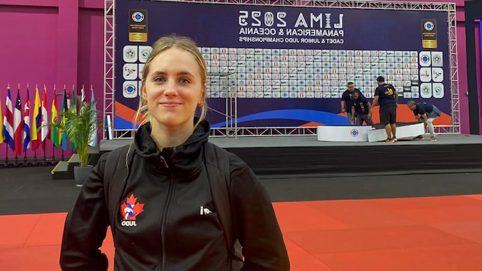 Sara-Anne Beaudin devant un podium.