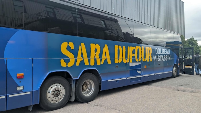 Un autobus à l'effigie de Sara Dufour.