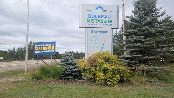 Une pancarte à l'effigie de Sara Dufour et une autre de la ville de Dolbeau-Mistassini.