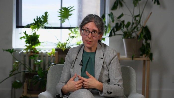 Sara Ève Levac assise dans un fauteuil. 