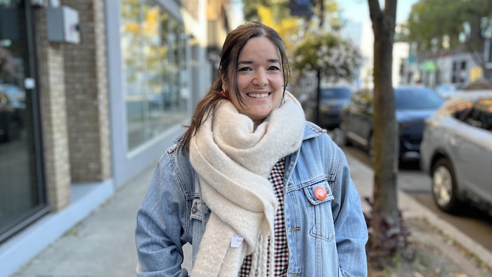 Sara Germain porte un macaron de Québec solidaire au centre-ville de Rouyn-Noranda.