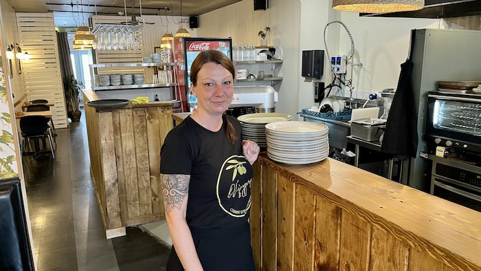 Sara Tremblay devant le comptoir de son restaurant.