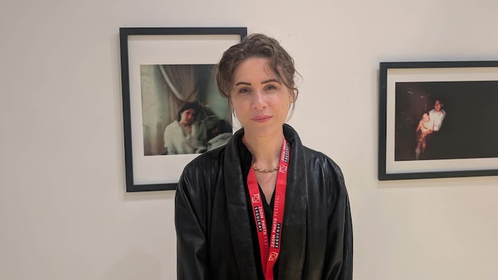 La photographe américaine Sarah Blesener prend la pose.