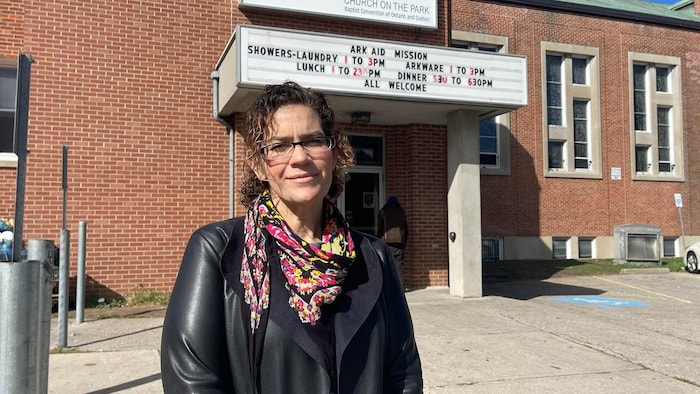 Sarah Campbell devant l'église First Baptist, où Ark Aid Mission avait temporairement relocalisé ses activités après l'incendie de 2022, avant de revenir sur la rue Dundas en 2023.