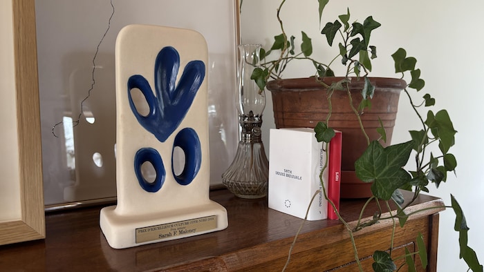 Le trophée du Prix d'excellence 2026 de Culture Côte-Nord trône fièrement sur le piano du salon.