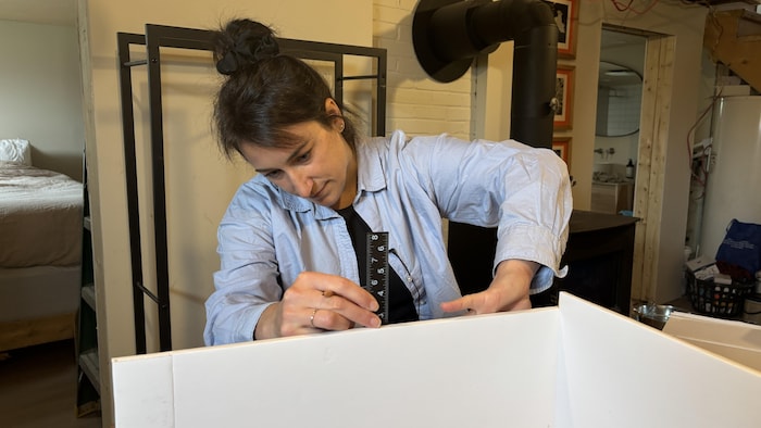 Sarah F. Maloney travaillant sur une maquette.