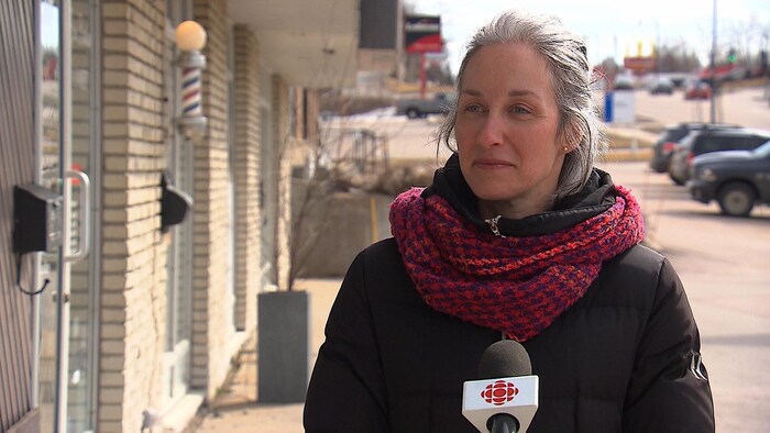 La conseillère en communication pour le MTQ Sarah Gaudreault en entrevue avec un journaliste de Radio-Canada.