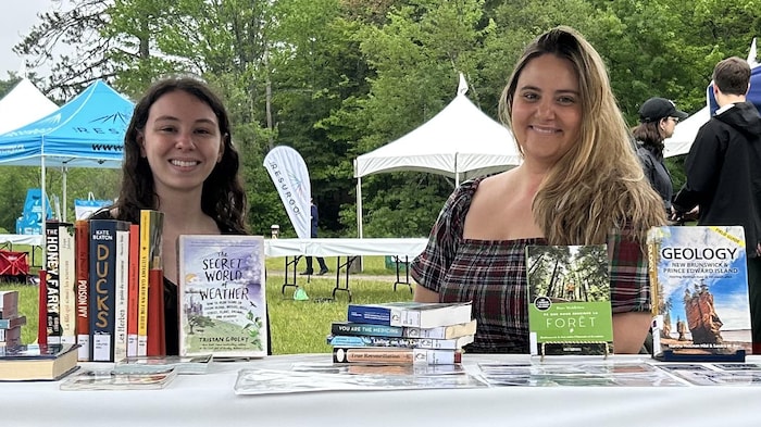 Sarah Johnson et Kat Fox devant un étalage de livres