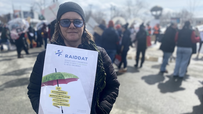 Sarah Laliberté manifeste avec plusieurs autres personnes. 