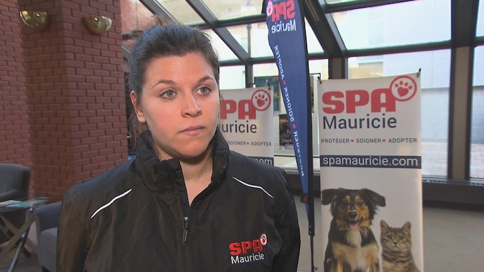 La personne devant des affiches de la SPA Mauricie