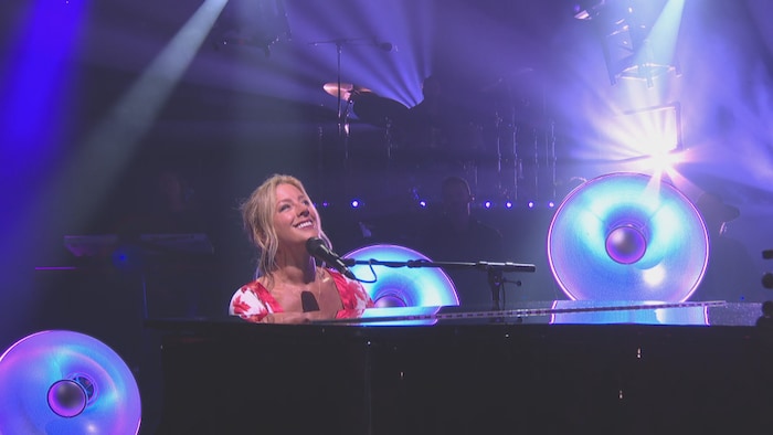 Sarah McLachlan interprète sa chanson « Angel » au piano.