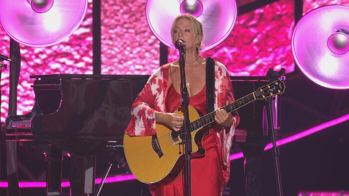 Sarah McLachlan joue de la guitare sur scène.