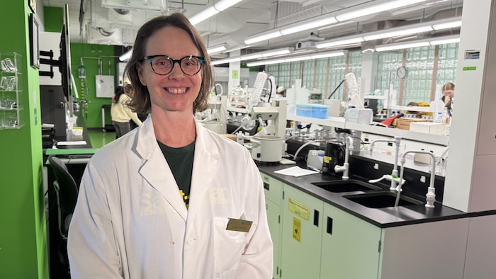 Une dame avec un manteau scientifique.