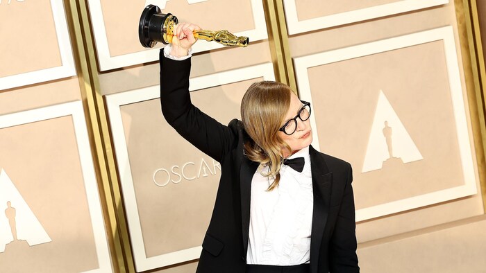 La réalisatrice lève son Oscar dans les airs en signe de victoire. 