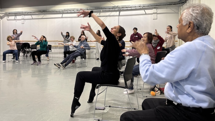 Sarah Robichaud donne un cours de danse.