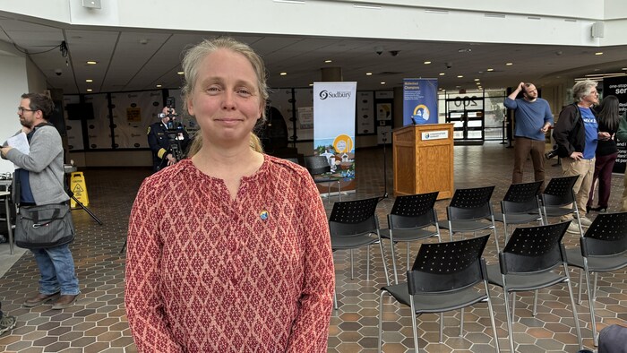 Sarah Woods, de l’Office de protection de la nature de Sudbury, debout devant la caméra.