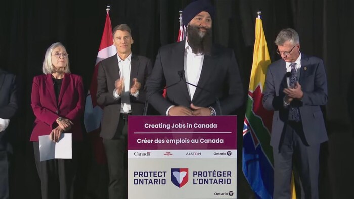 Sur la photo, au milieu, Prabmeet Sarkaria, ministre des Transports de l’Ontario.