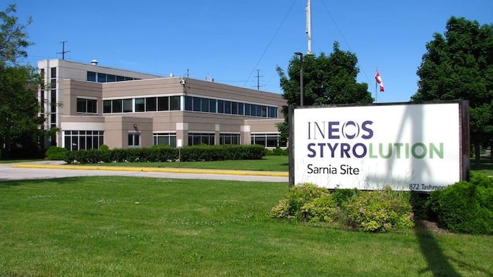 Une pancarte devant les bureaux de l’usine INEOS Styrolution à Sarnia.