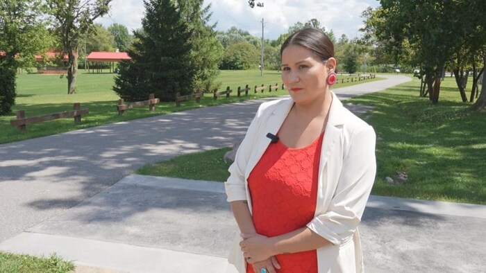 Un portrait de la cheffe de la Première Nation Aamjiwnaang, Janelle Nahmabin.